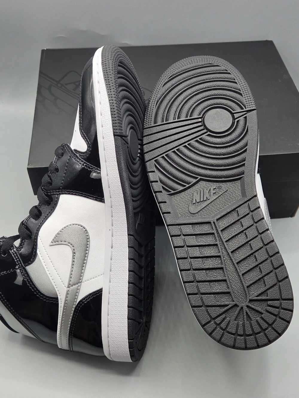 NEW Nike Air Jordan 1 Mid SE Black White Metallic Silver – Men’s Size 8.5